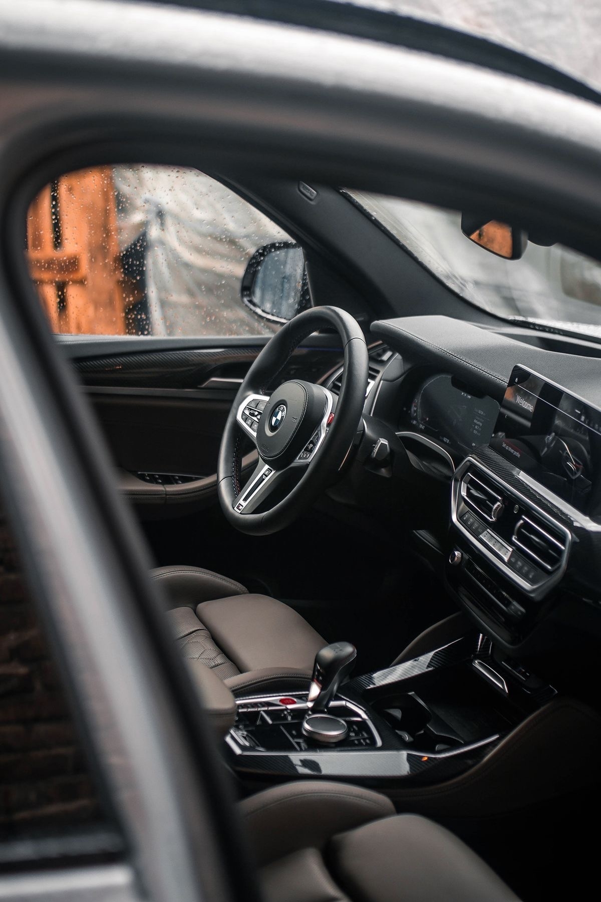 Mercedes G63 или BMW X5: сравнение для аренды.